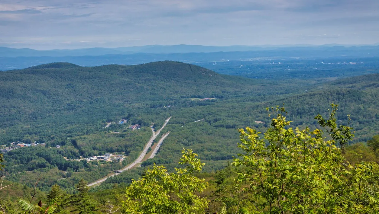 Une route dans les Adirondacks près de Lake George © iStock / Linda Bielko