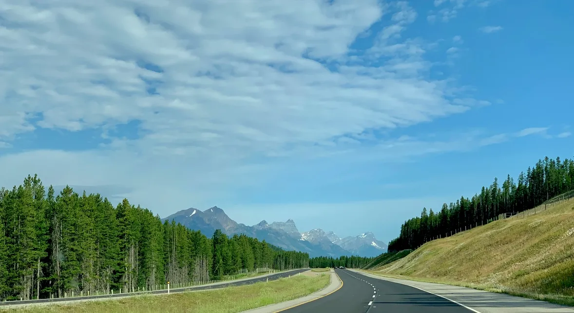 Vue de la route Transcanadienne près de Banff, en Alberta, avec les Rocheuses canadiennes au loin.  © iStock / Renita Colaco