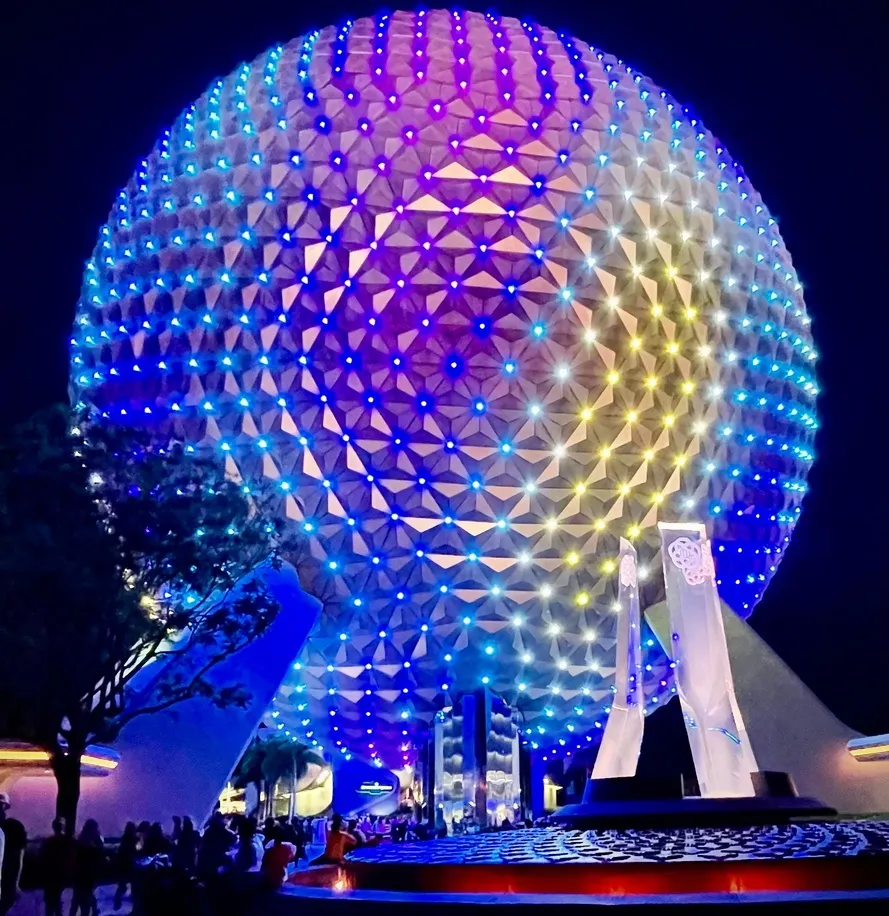 Space Ship Earths la nuit, DIsney World, Orlando, Floride © iStock / Wirestock