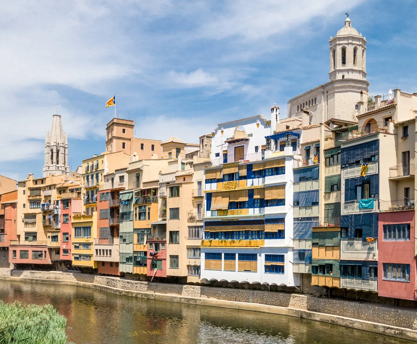  La Casa Masó, aux couleurs blanche et jaune, au bord du río Onyar, à Gerona, en Catalogne, Espagne.  © iStock / Wirestock