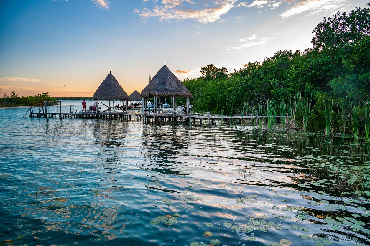 Bacalar sur la côté sud-est du Mexique, dans l'État du Quintana Roo. © iStock / Faabi