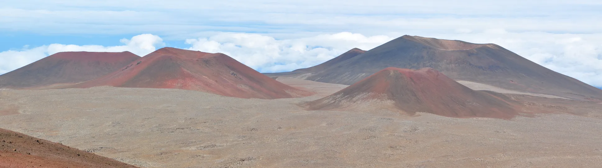 Les cônes de cendres volcaniques au sommet du Mauna Kea. Le Mauna Kea, à 4 206 m, est la plus haute montagne d'Hawaï . ©  iStock / wekeli 