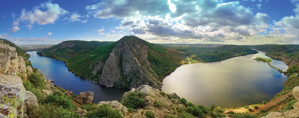 Portas de Ródão, uen formation géologique formée par le Tage près de Castelo Branco, dans la région centre du Portugal.
©iStockphoto.com/digitalg  
