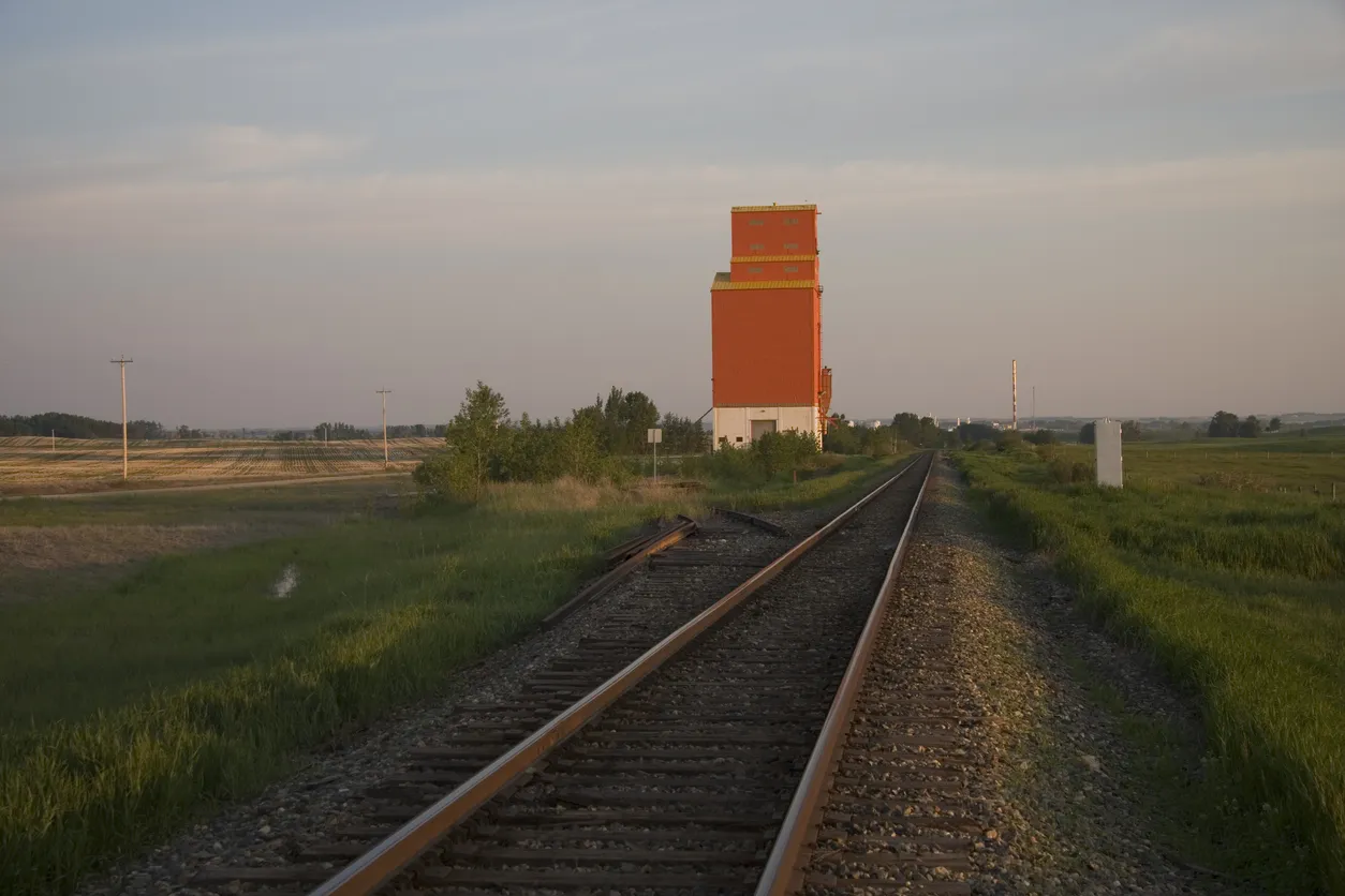 Élévateur à grains dans l'ouest canadien © iStock / klauspeters