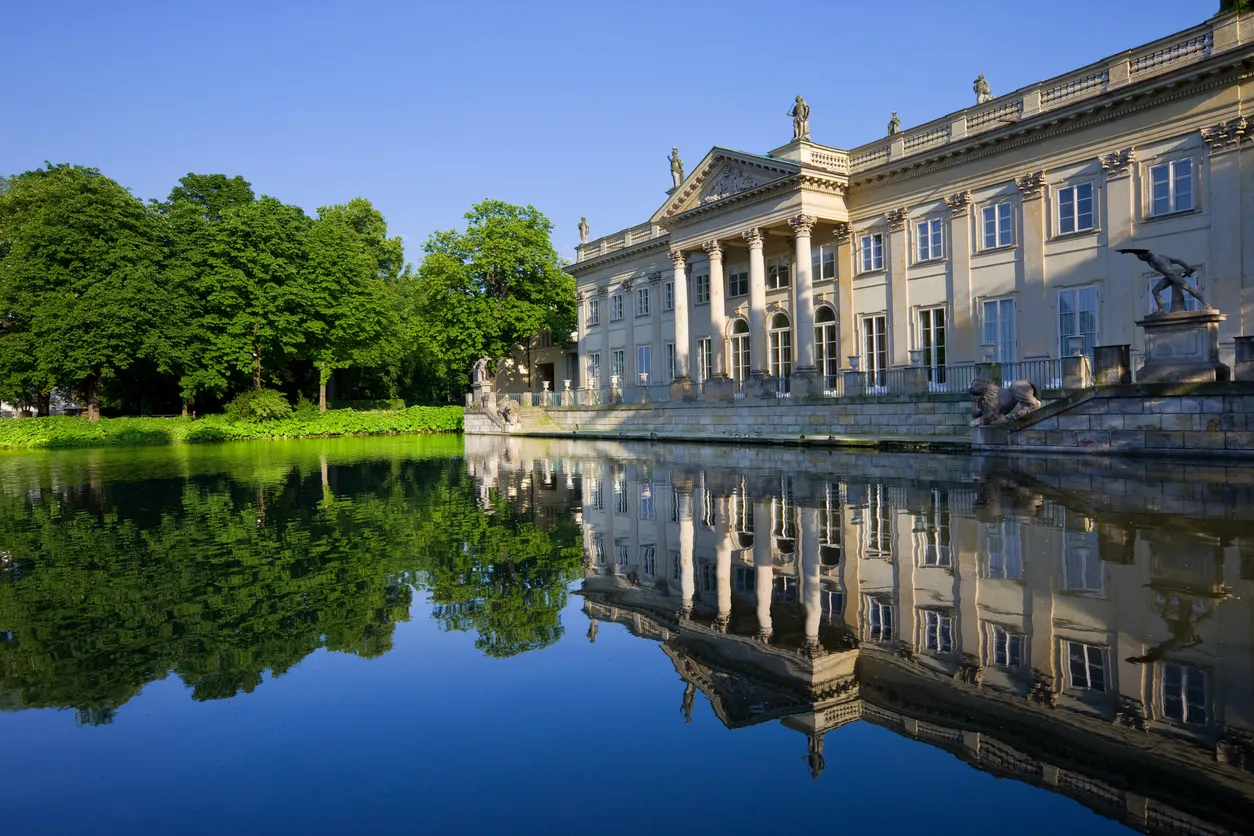 Le parc des bains royaux de Varsovie et le Palais Lazienki. © iStock / benedek