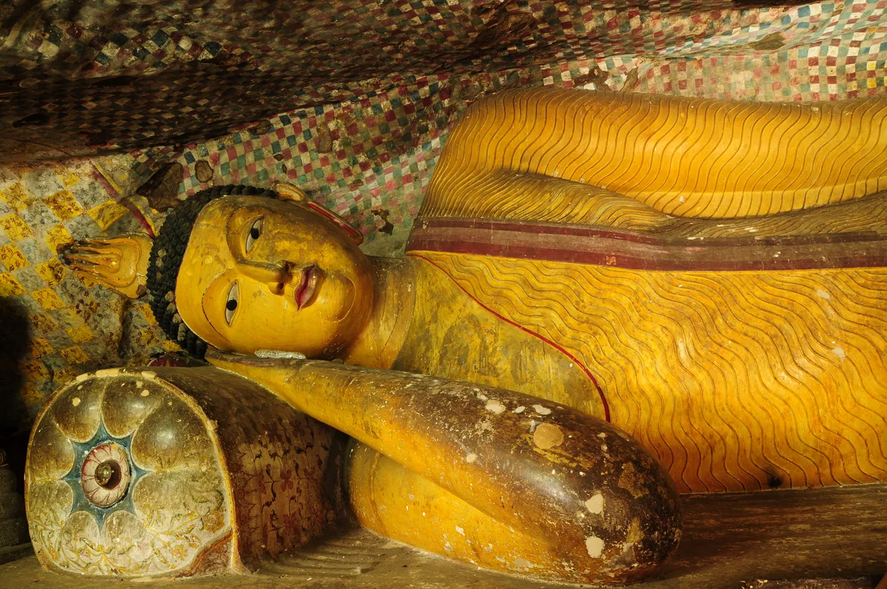 Bouddha couché au Temple d'Or bouddhiste de Dambulla au Sri Lanka  © iStock / Alan_Lagadu