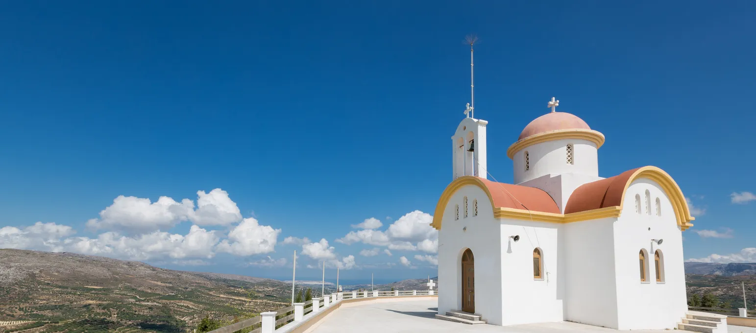 Église orthodoxe grecque sur une colline à proximité du village de Khandra dans la partie orientale de l'île de Crète, Grèce © iStock / Saro17