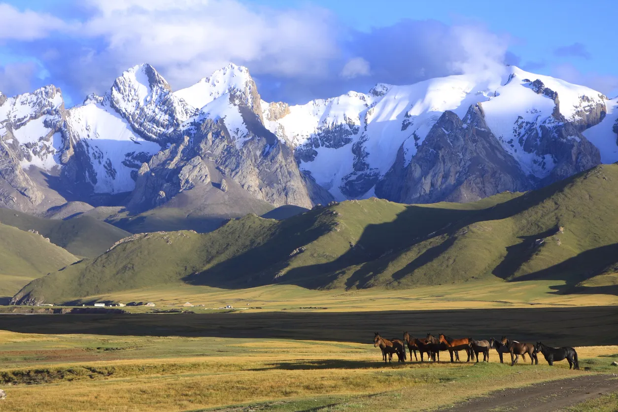 Paysages grandioses du Kirghizistan - photo © iStock-extremal