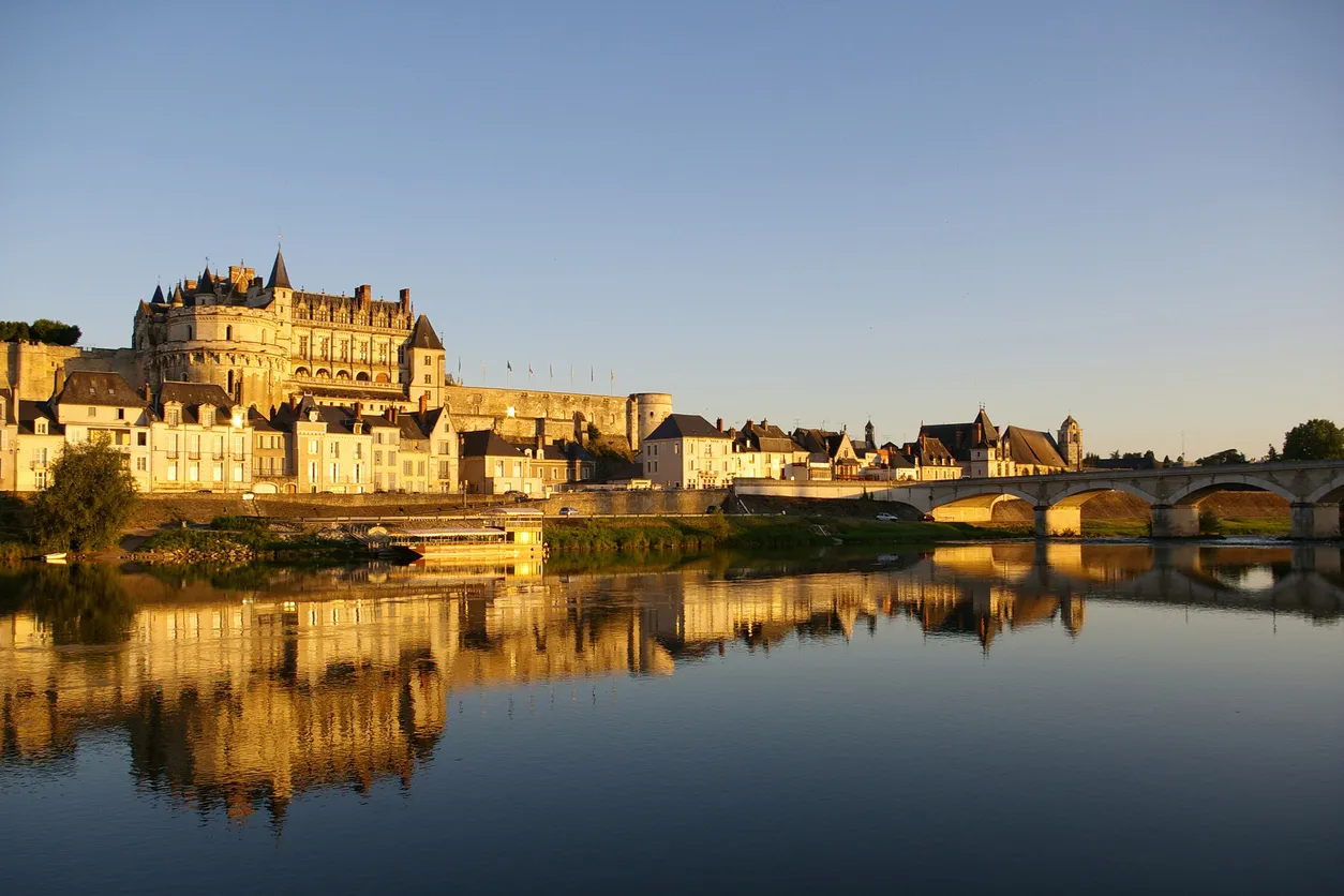 Le château d'Amboise dans la ville du même nom, au bord de la Loire © iStock / cofkocof