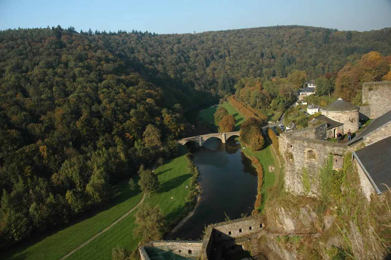 Le château de Bouillon dans les Ardennes, Wallonie, Belgique © iStock / JoenStock