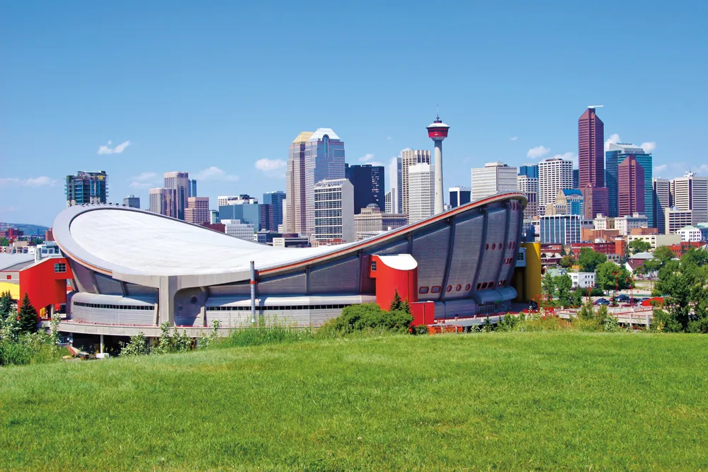 Vue sur Calgary et la Scotiabank Saddledome.  
Photo © iStockphoto - Solidago 
