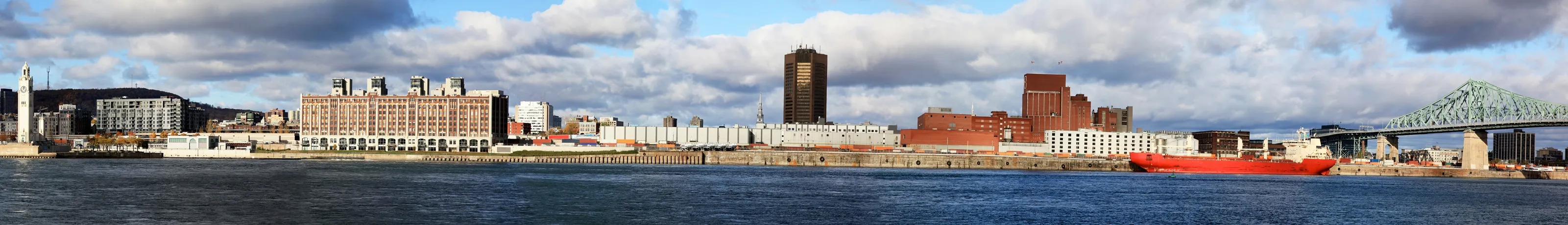 Navire devant le port de Montréal © iStock / Onfokus