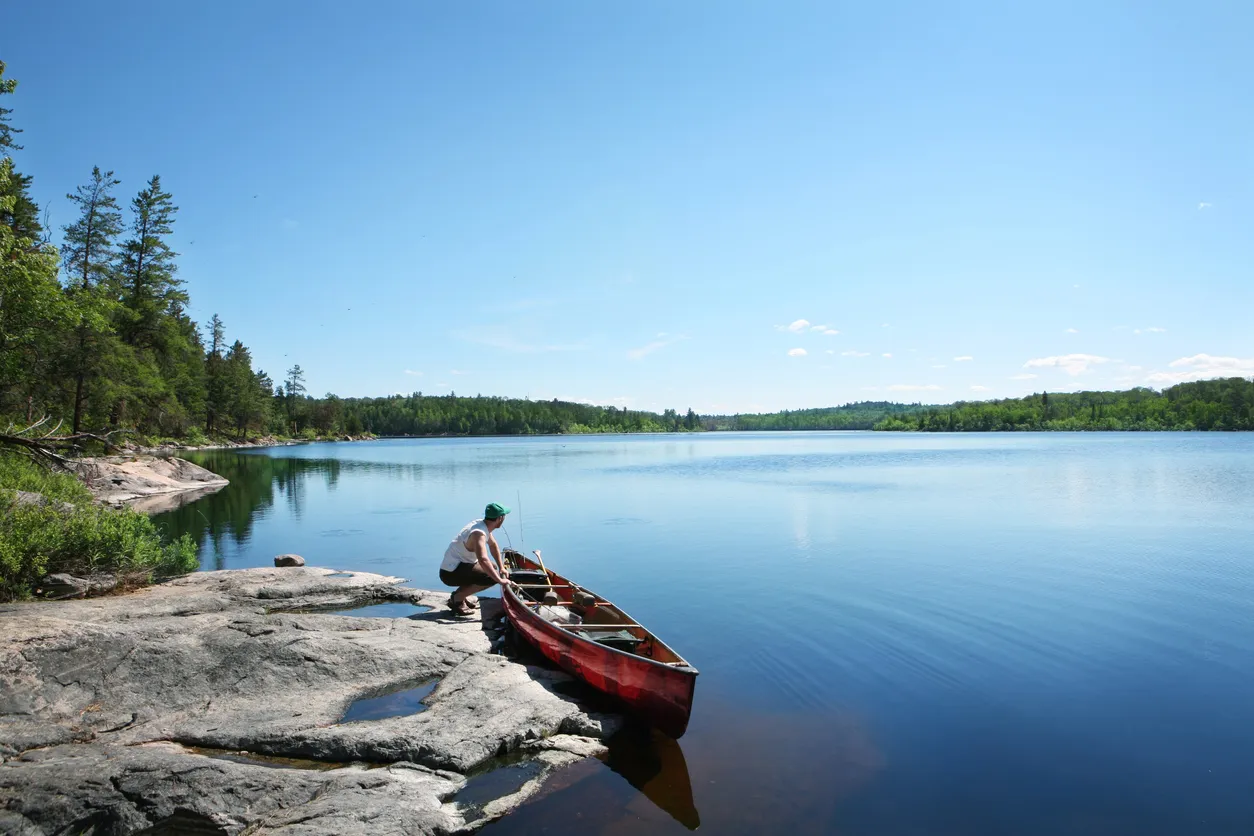 Un canot (et non un canoë ) sur Crooked Lake (Wednesday Bay) dans le parc provincial de Quetico en Ontario © iStock / GeorgePeters