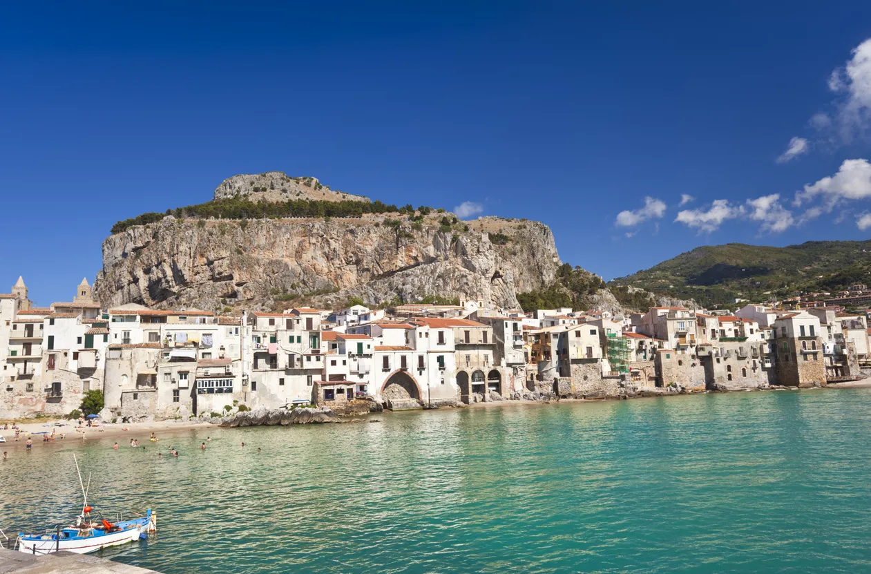 La pittoresque ville de Cefalù (Sicile, Italie) - photo © iStock-Brzozowska