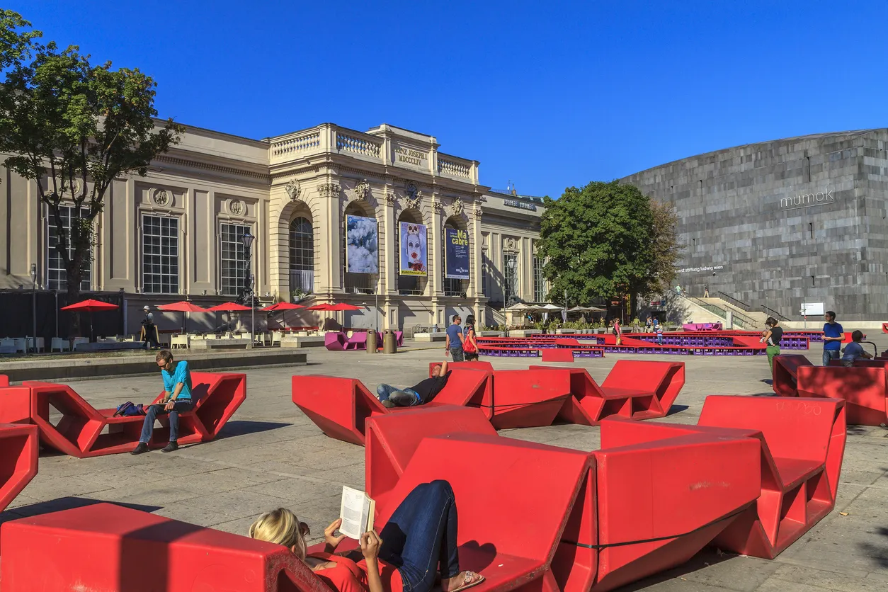 Le complexe artistique du MuseumsQuartier attire les visiteurs pour ses installations et son animation © iStock / Orietta Gaspari