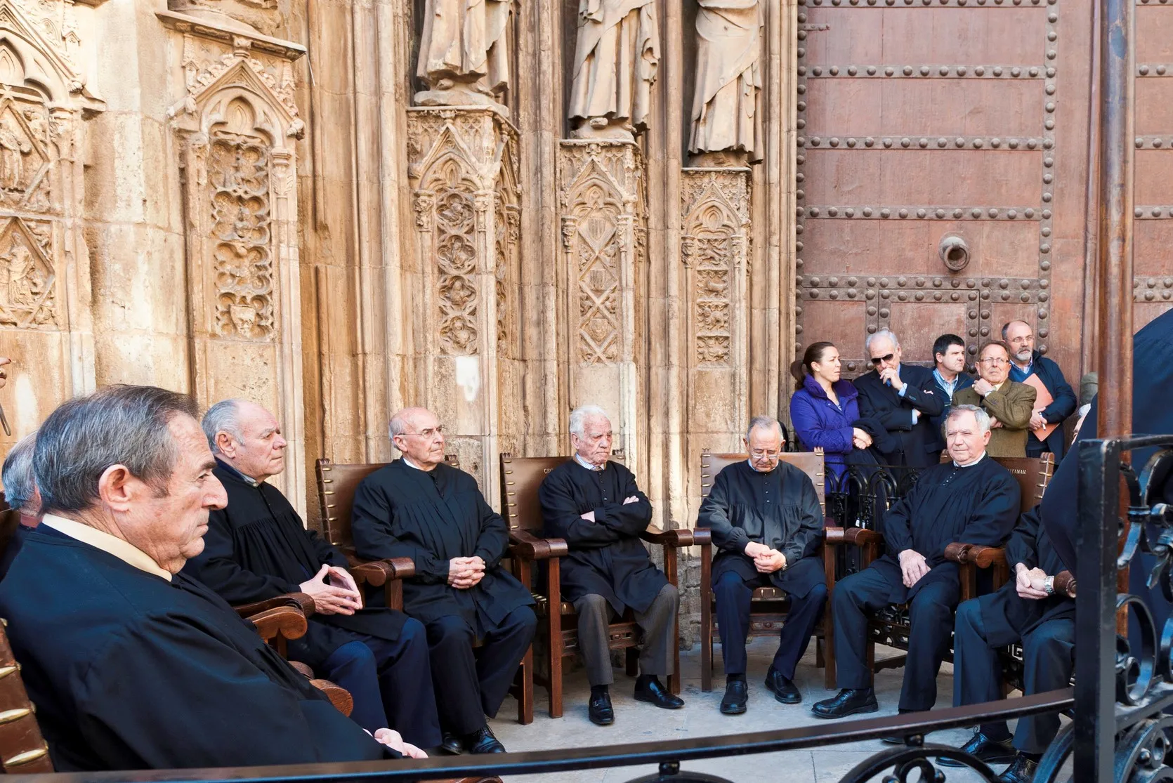 Les juges du Tribunal de las Aguas sur le seuil de la Porte des Apôtres de la cathédrale Santa María de Valence, Espagne © iStock / fotoVoyager 