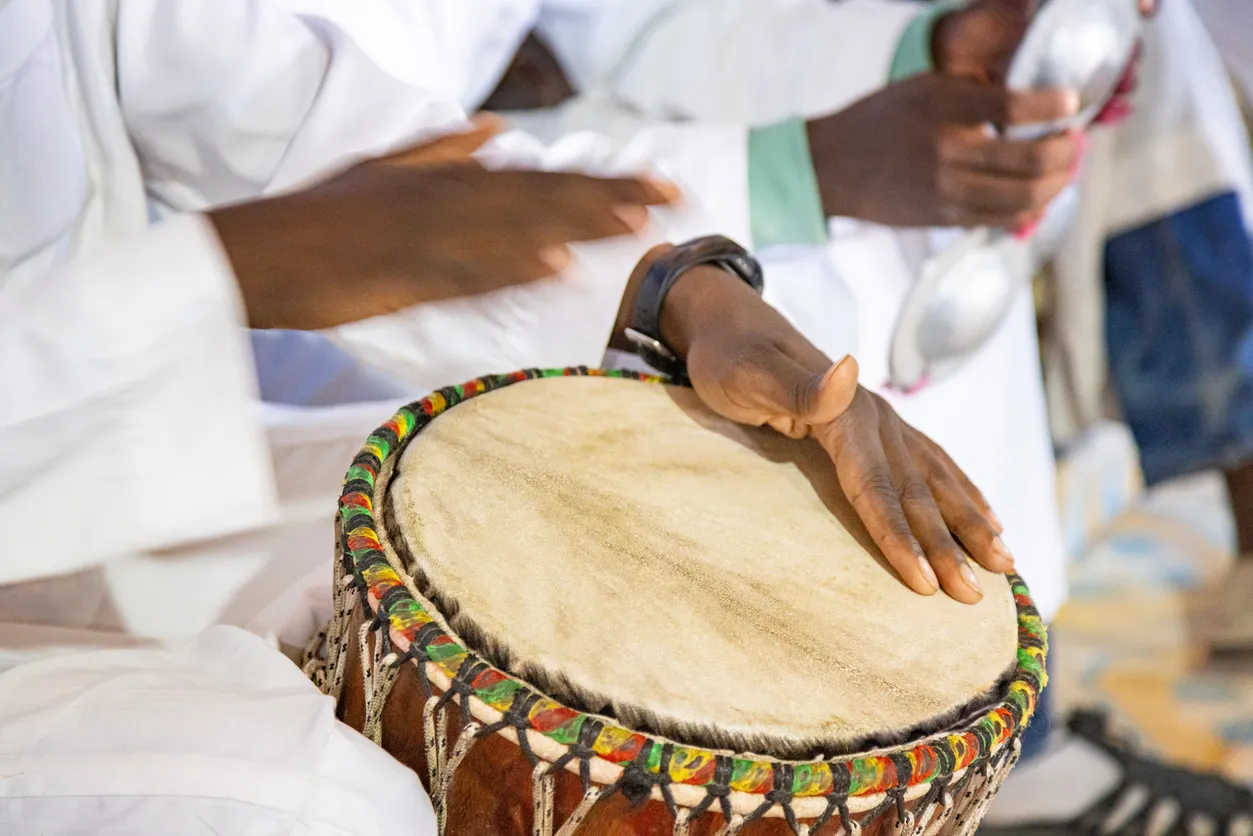 Joueur de djembé, un instrument à percussion typique de l'Afrique de l'ouest qui se joue à mains nues. © iStock / mbbirdy
