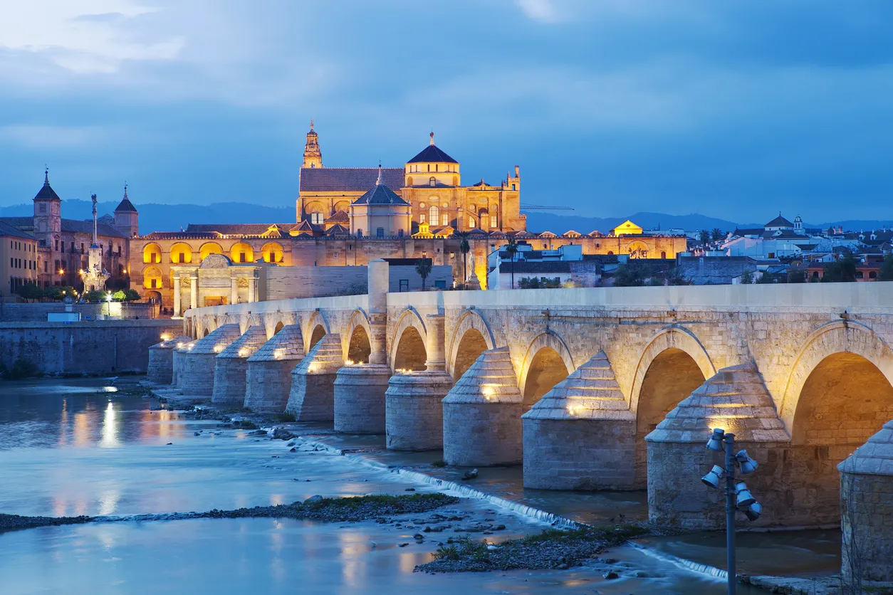 Le fleuve Guadalquivir à Cordoue avec la mosquée-cathédrale en arrière-plan.