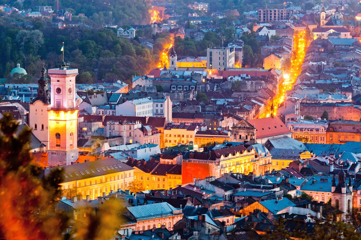 Lviv, ville de l'ouest de l'Ukraine, à 70 km de la Pologne. Depuis le parc du Haut Château au sommet d'une colline vue sur les églises au dôme vert.  © iStock / Mordolff
