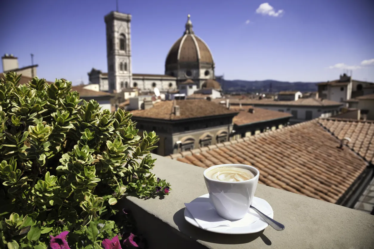 Un <i>cappuccino</i> devant le duomo de Santa Maria Del Fiore, Florence
© iStock/nicolamargaret