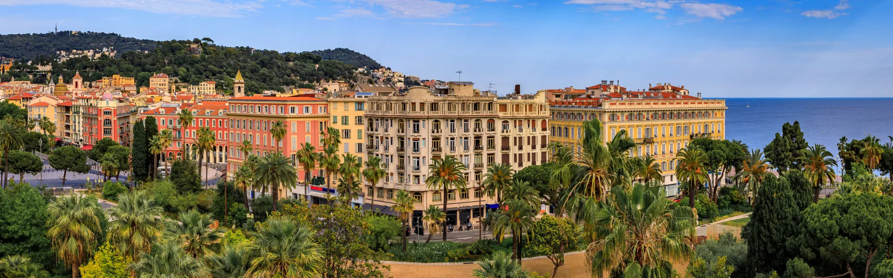 Vue du Jardin Albert 1er, de la vieille ville et de la mer Méditerranée à Nice, Côte d'Azur  © iStock / SvetlanaSF