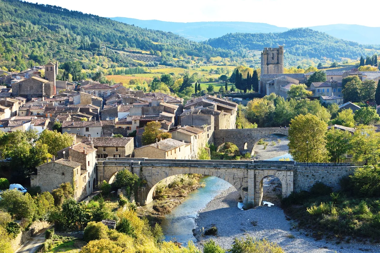 L’abbaye de Sainte-Marie de Lagrasse dans l'Aude, région Occitanie © iStock / btrenkel
