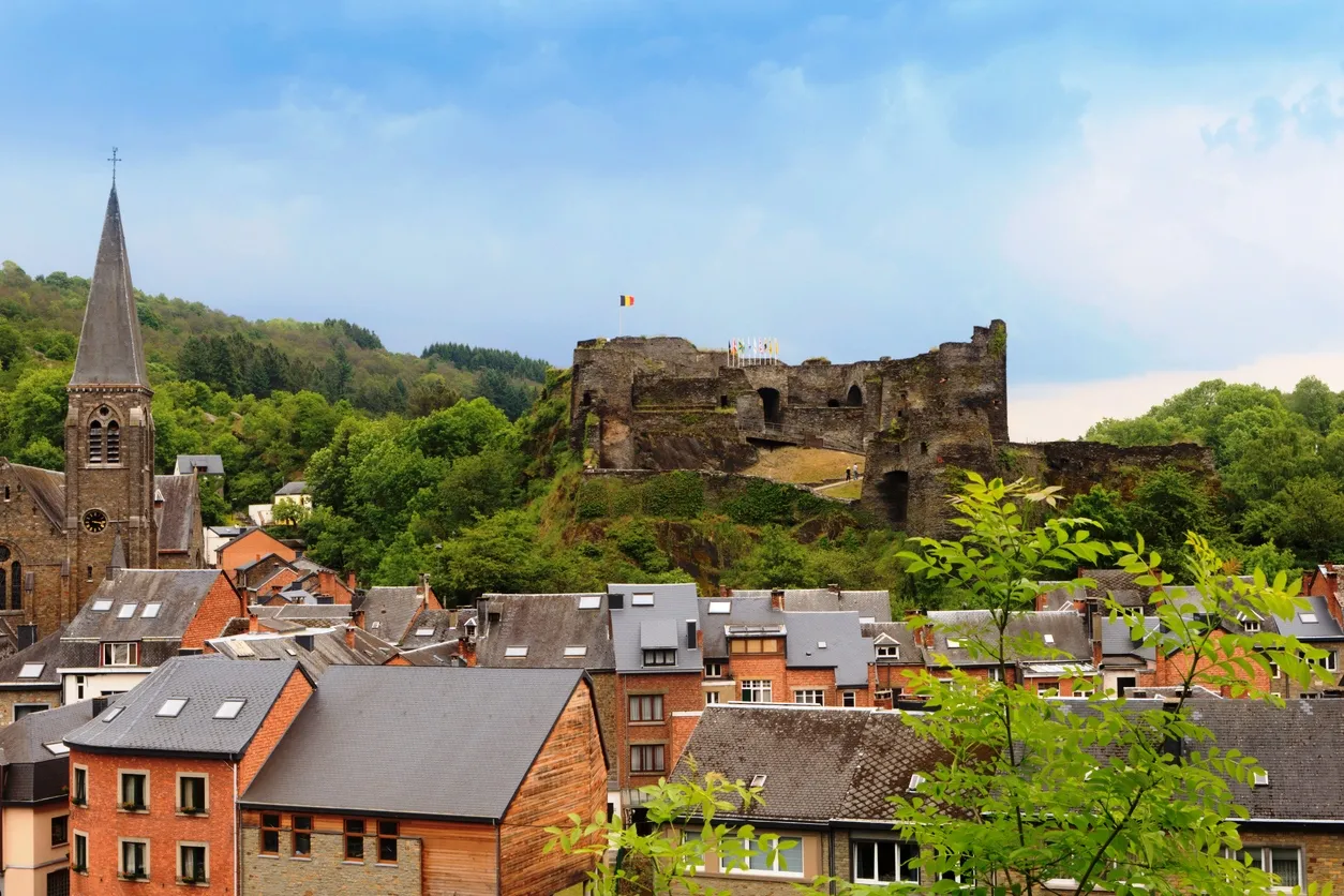 La Roche-en-Ardenne, Wallonie, Belgique, avec les ruines de son château médiéval en arrière-plan © iStock / GAPS