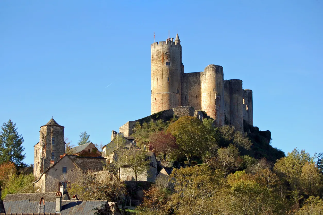 Le château fortifié du village de Najac en Occitanie ©  iStock / ito:nikitje