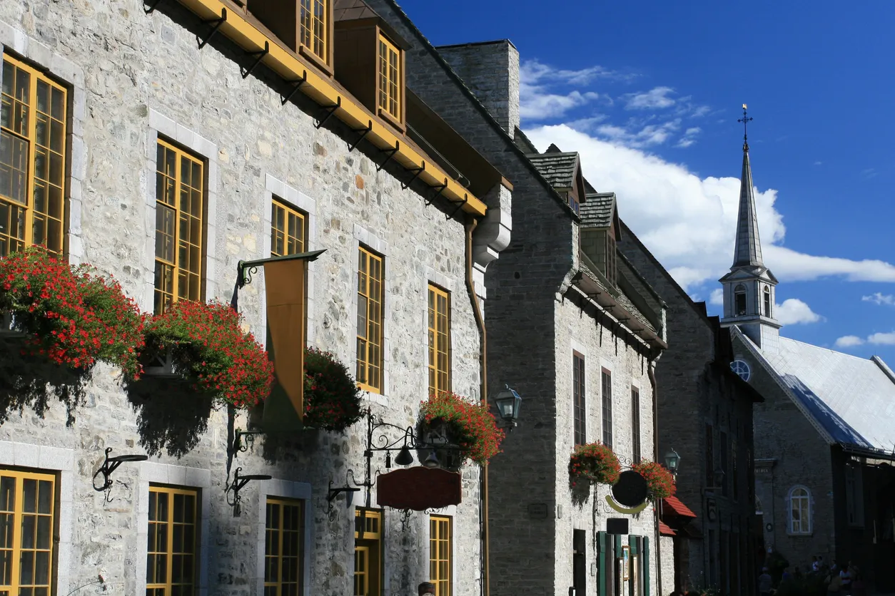 Les fenêtres à petits carreaux, typiques de l'architecture du Vieux-Québec © iStock / Onfokus