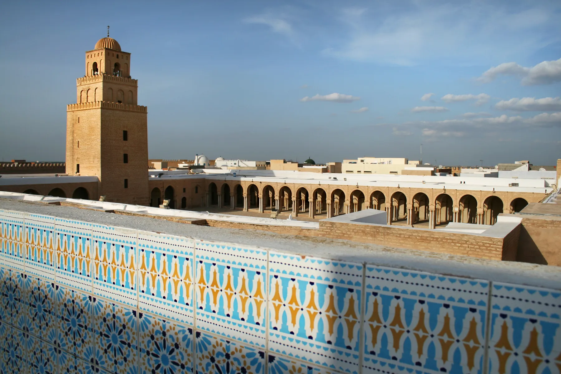 La grande mosquée de Kairouan, une ville du désert dans le nord de la Tunisie. © iStock / brunette