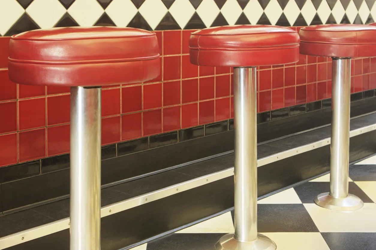 Tabouret de salle à manger art déco des années 1950 dans une salle à manger à l'ancienne, Route 66, Arizona. © iStock / ChuckSchug