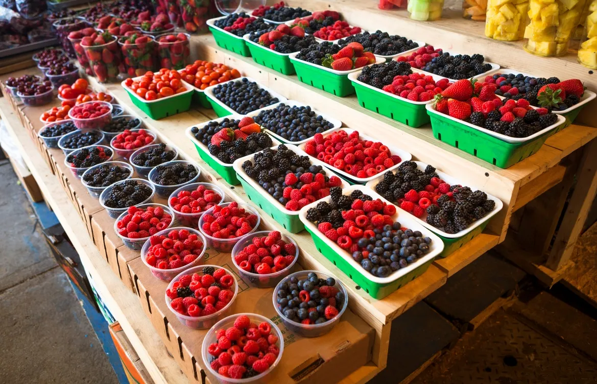 Le marché Jean-Talon regorge de produits locaux en saison  © iStock / Pgiam