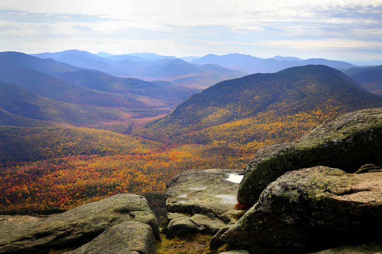 Vue depuis le sommet du mont Garfield dans les Montagnes Blanches du New Hampshire. Ⓒ iStock / MikeCherim