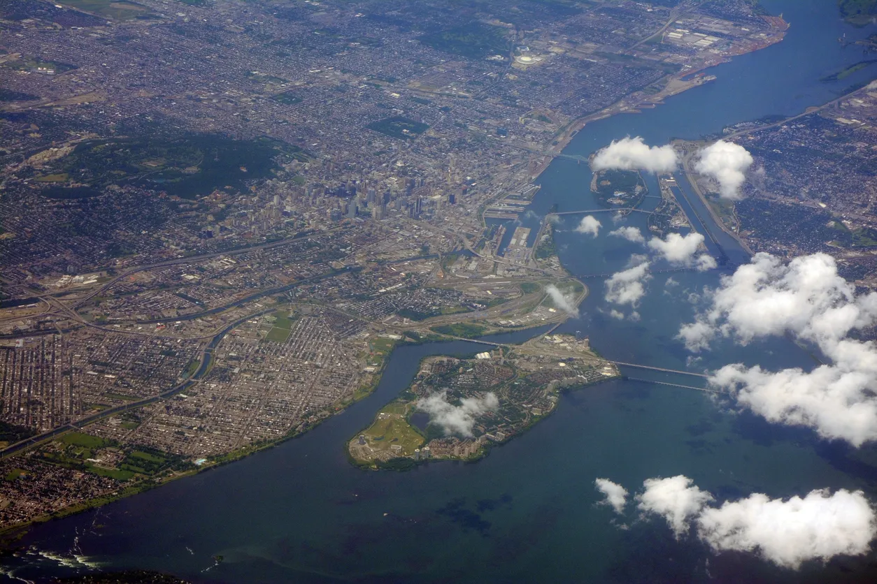 Vue aérienne de l'île des Soeurs (à l'avant-plan), Montréal.  © iStock / ImNature