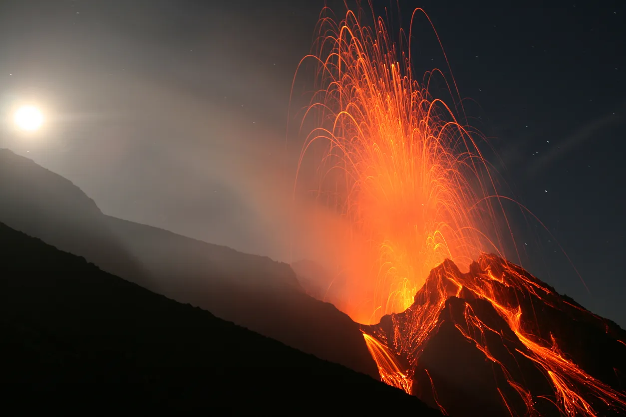 Éruption nocturne du volcan Stromboli, Îles Éoliennes, Sicile © iStock / AZ68