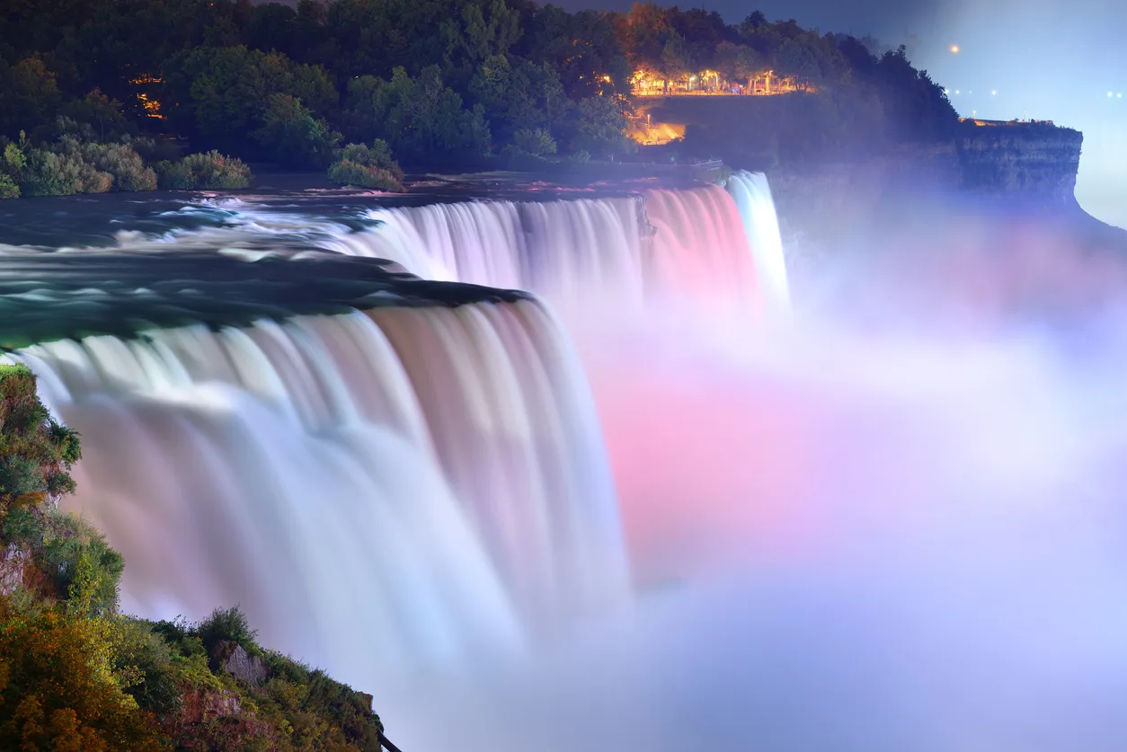 Les chutes du Niagara à la tombée de la nuit © iStock / rabbit75_ist