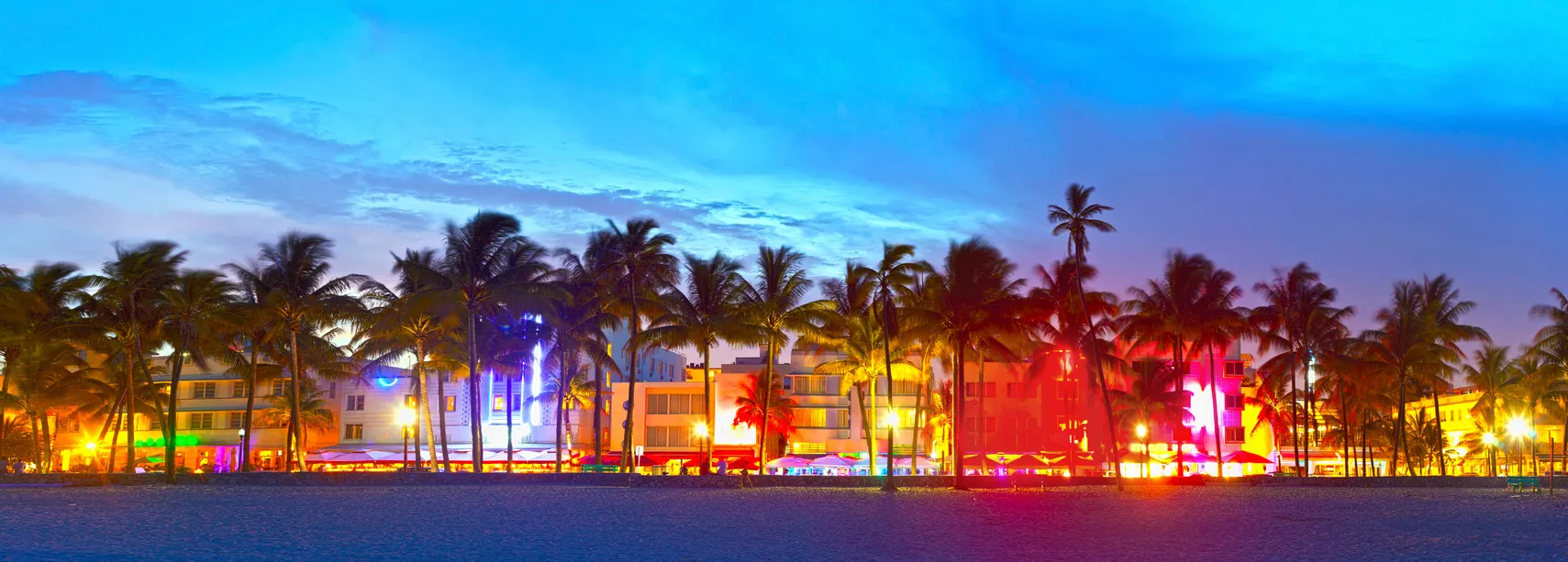 Vue de  Ocean Drive au coucher du soleil, à Miami South Beach © iStock / FotoMak