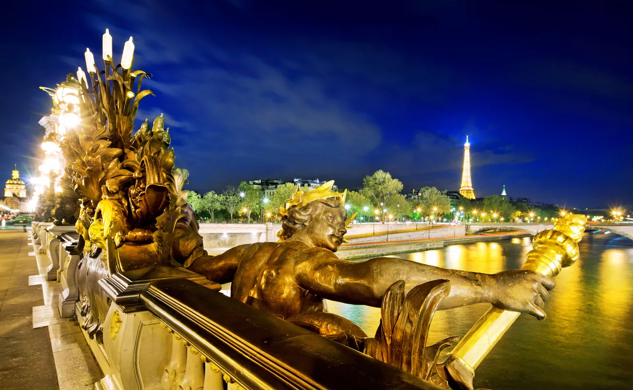  Le Pont Alexandre III à Paris, la nuit © iStock / Nikada