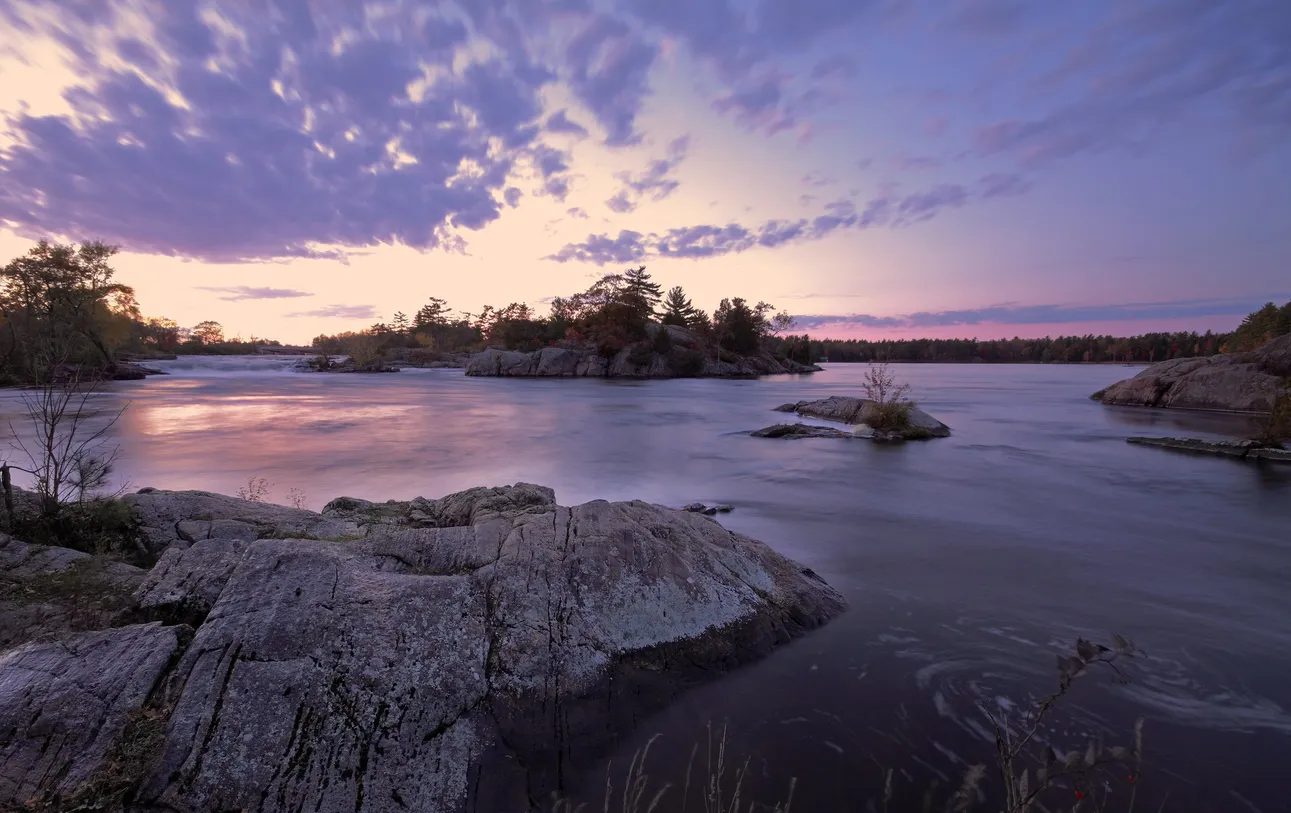  Stoney Lake dans la région des Kawartha Lakes en Ontario © iStock / Orchidpoet
