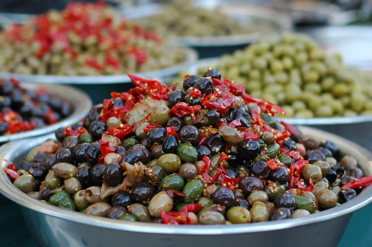 Olives et peperocini (piments) - Photo © iStock-liberowolf