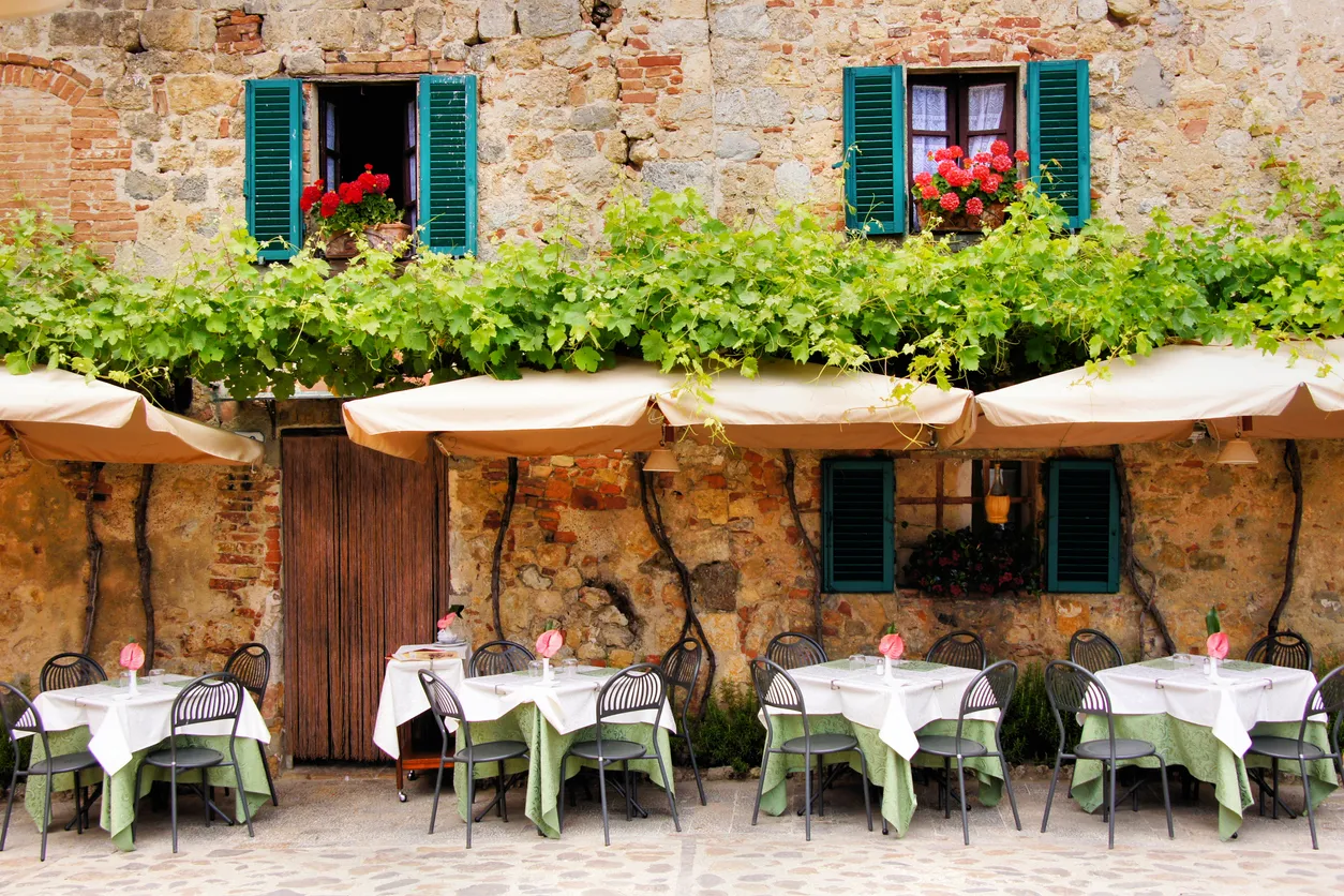Restaurant dans une vieille maison en pierres de Toscane
© istock/jenifoto