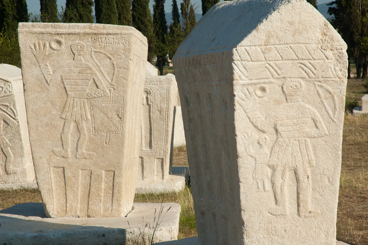 La nécropole de Radimljaen Bosnie-Herzégovine; on y trouve des stèles de tombes médiévale de bogomiles. © iStock / szymanskim