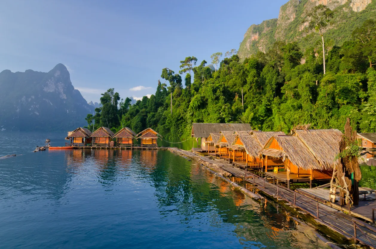 Lac Cheow Lan au parc national Khao Sok en Thaïlande © iStock / auleit