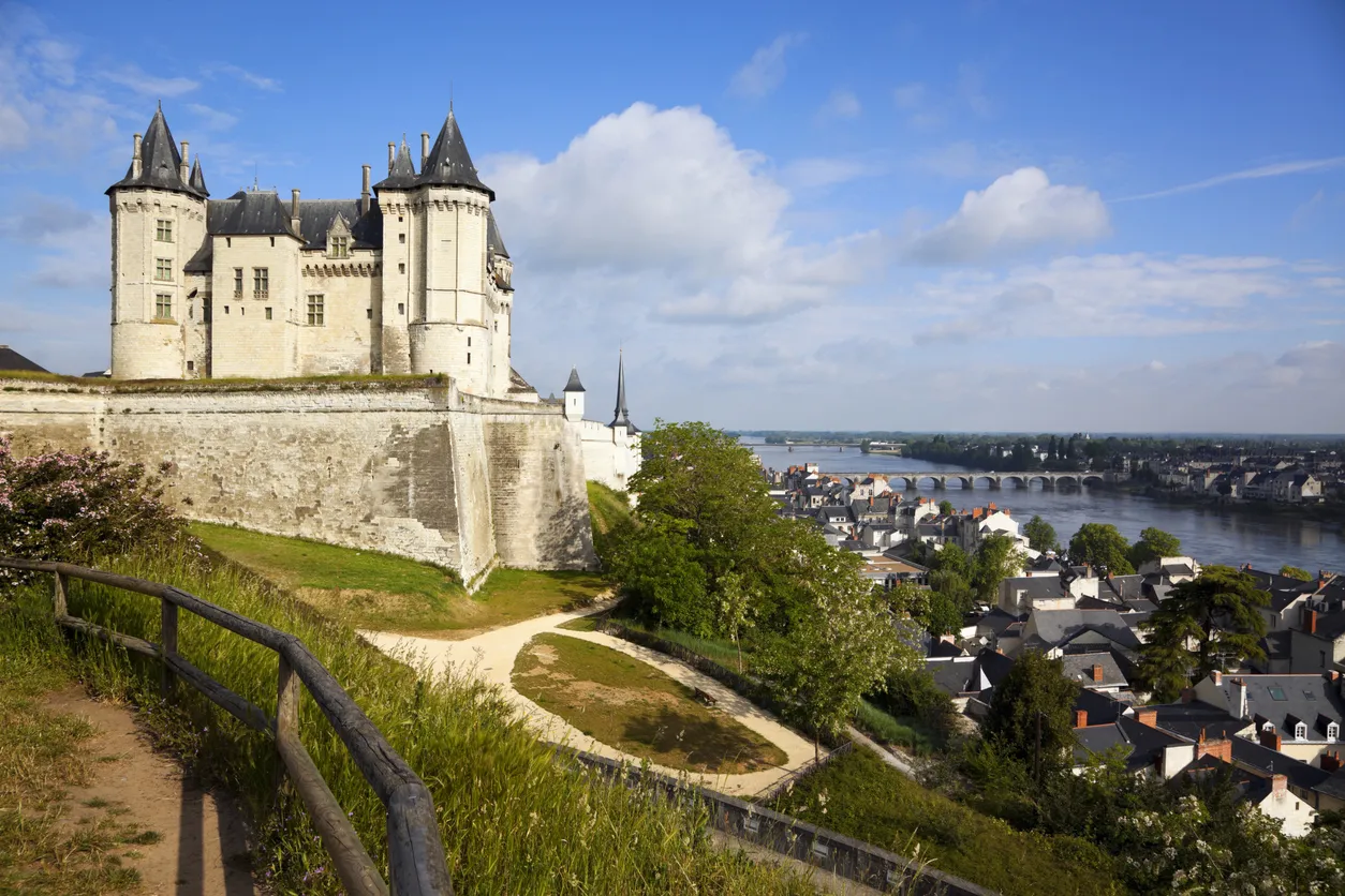 Vue sur le très beau château de Saumur et la Loire (Pays-de-la-Loire, France) - photo © iStock-eyewave


