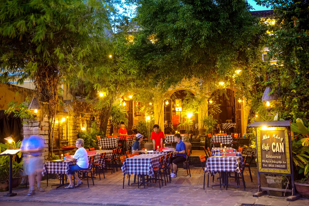 Un restaurant à Hoi An  © iStock / Nikada