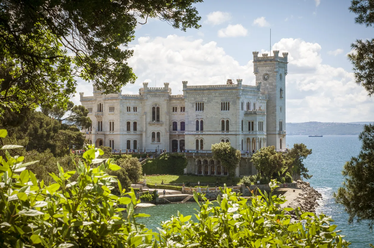 Le château Miramare à Trieste © iStock/tucko019