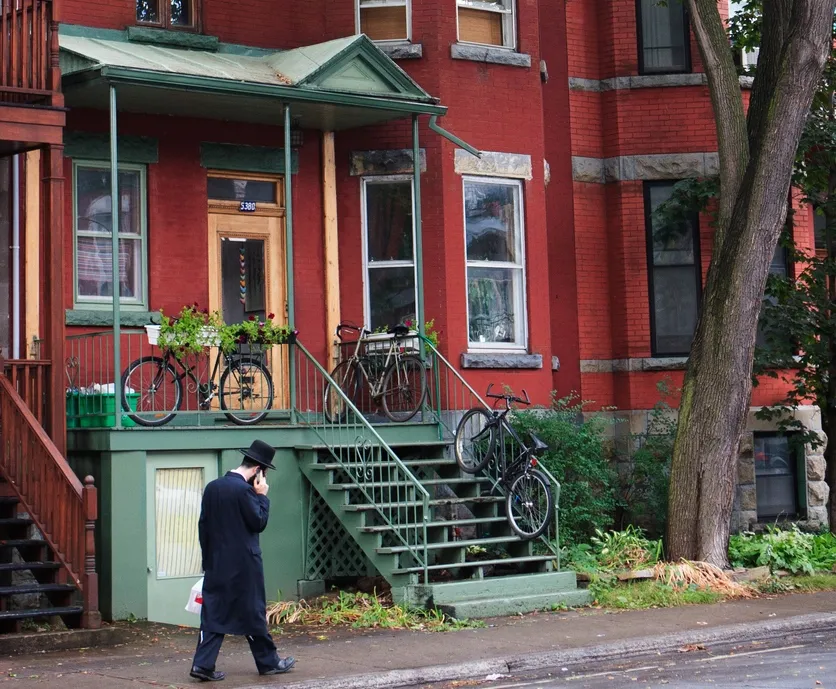 À Montréal un membre de la communauté juive hassidim marche dans la rue. © iStock / fhogue