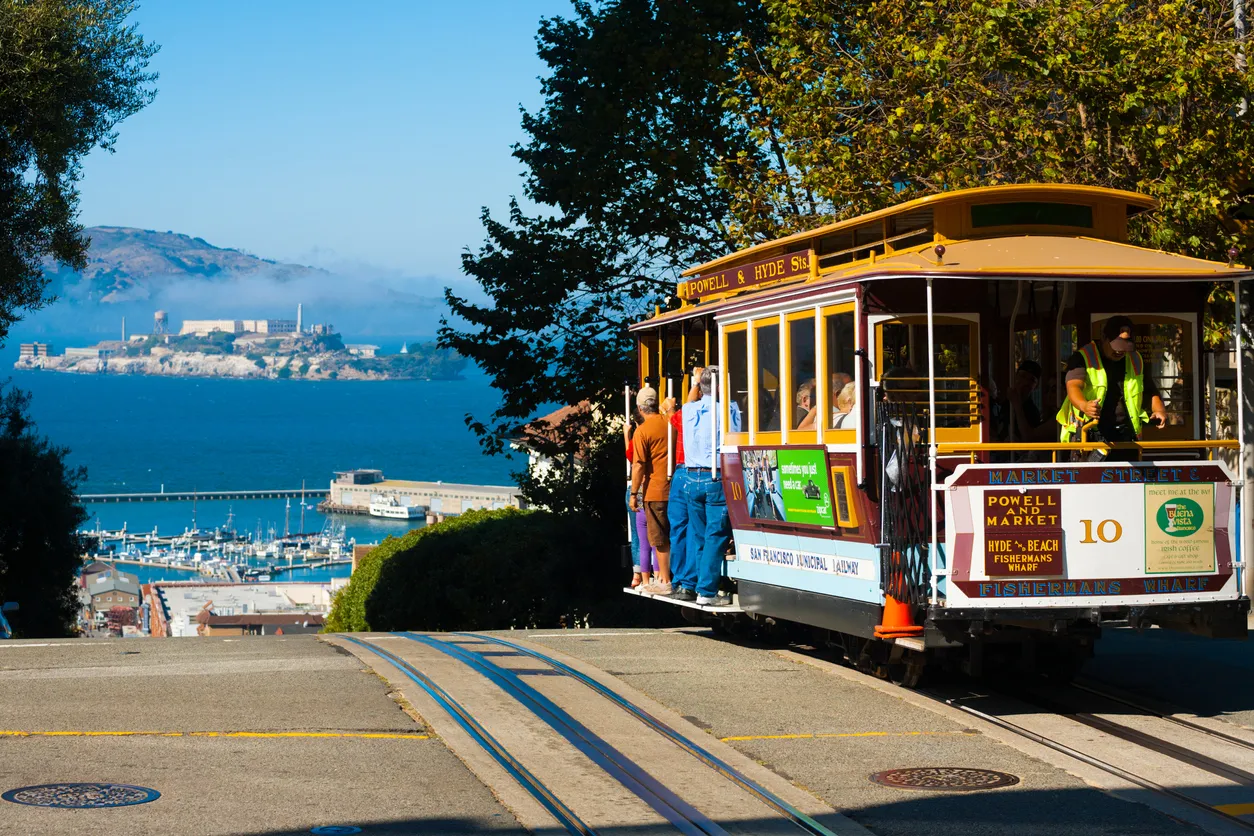 Les pittoresques cable cars de San Francisco - photo © iStock-pius99
