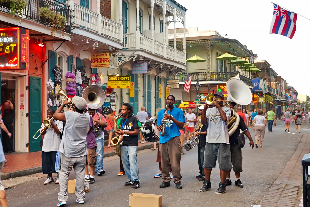 Orchestre de jazz sur Bourbon Street, Nouvelle-Orléans, Lousiane © iStock / Simplyphotos