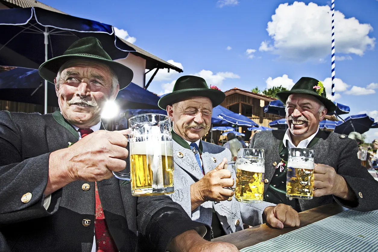 La Biergarten en costume traditionnel de Bavière - photo © iStock-DeluXe-PiX